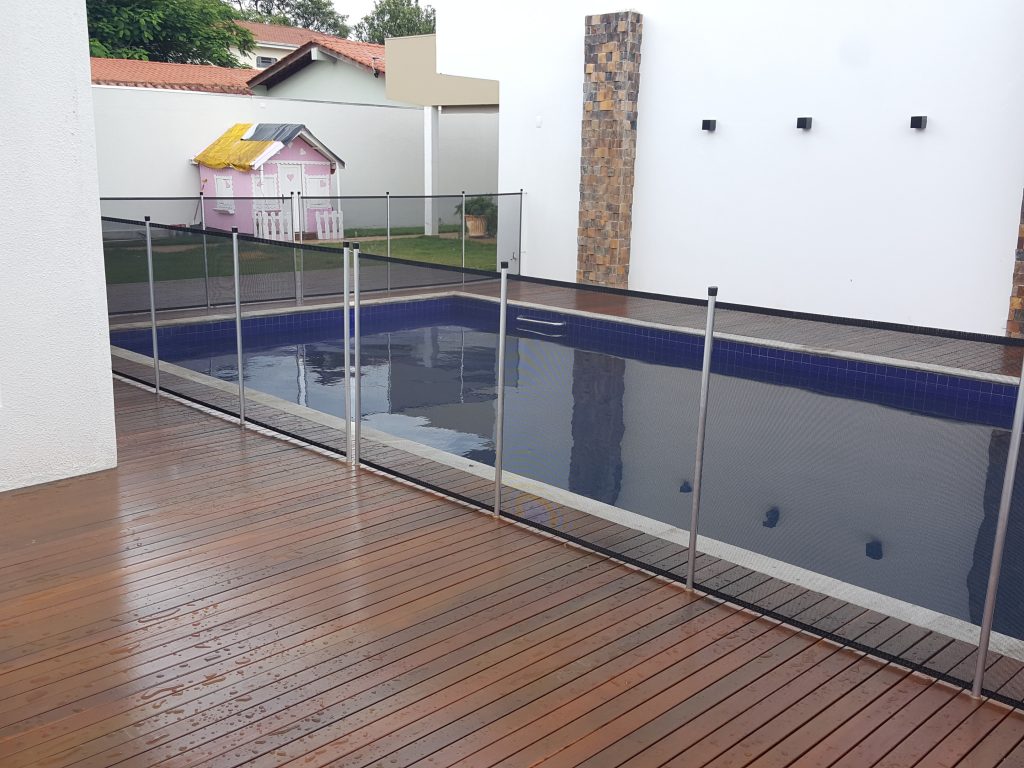 cerca azul em deck de madeira